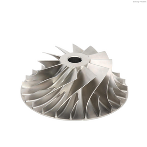 Nahaufnahme eines 5-Achsen-CNC-gefr&auml;sten Billet-Verdichterrads mit Point-Mill-Finish f&uuml;r High-Boost-Turbolader