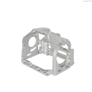 Carcasa estructural de aluminio mecanizada por CNC de precisi&oacute;n con grandes orificios circulares y nervaduras reforzadas para equipos de rob&oacute;tica y automatizaci&oacute;n
